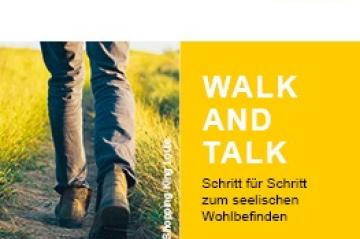 Bild von einem Feldweg und den Beinen einer Person die den Weg geht